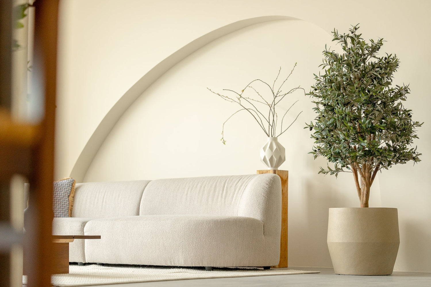 Kunst olijfboom in minimalistische woonkamer