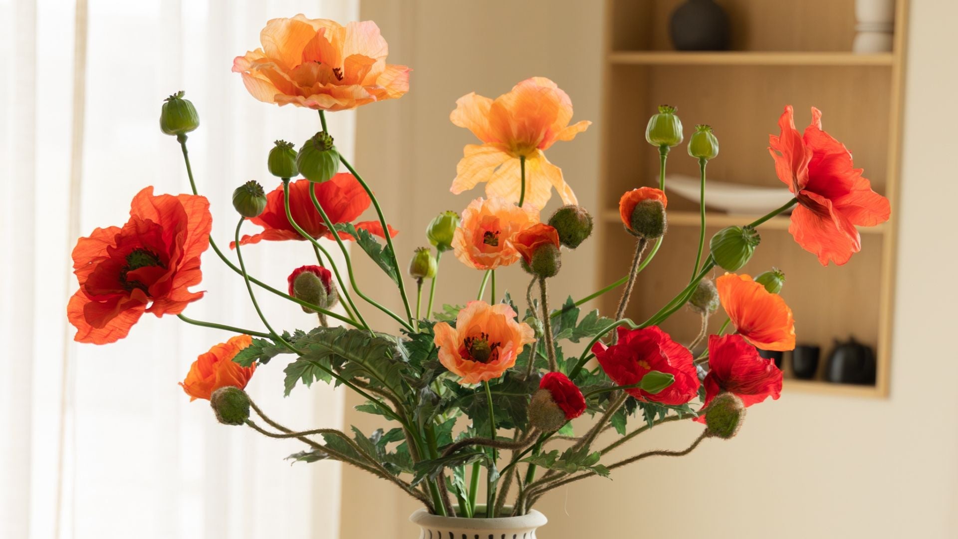 Lente in huis met zijdenbloemen