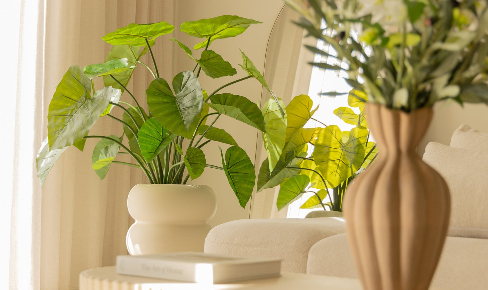 Alocasia kunstplant en olijftakken in interieur