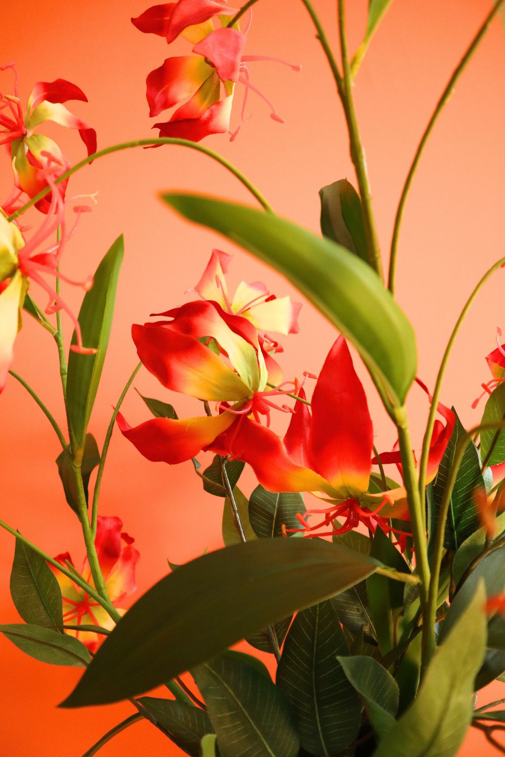 details Glorious Gloriosa Kunstboeket