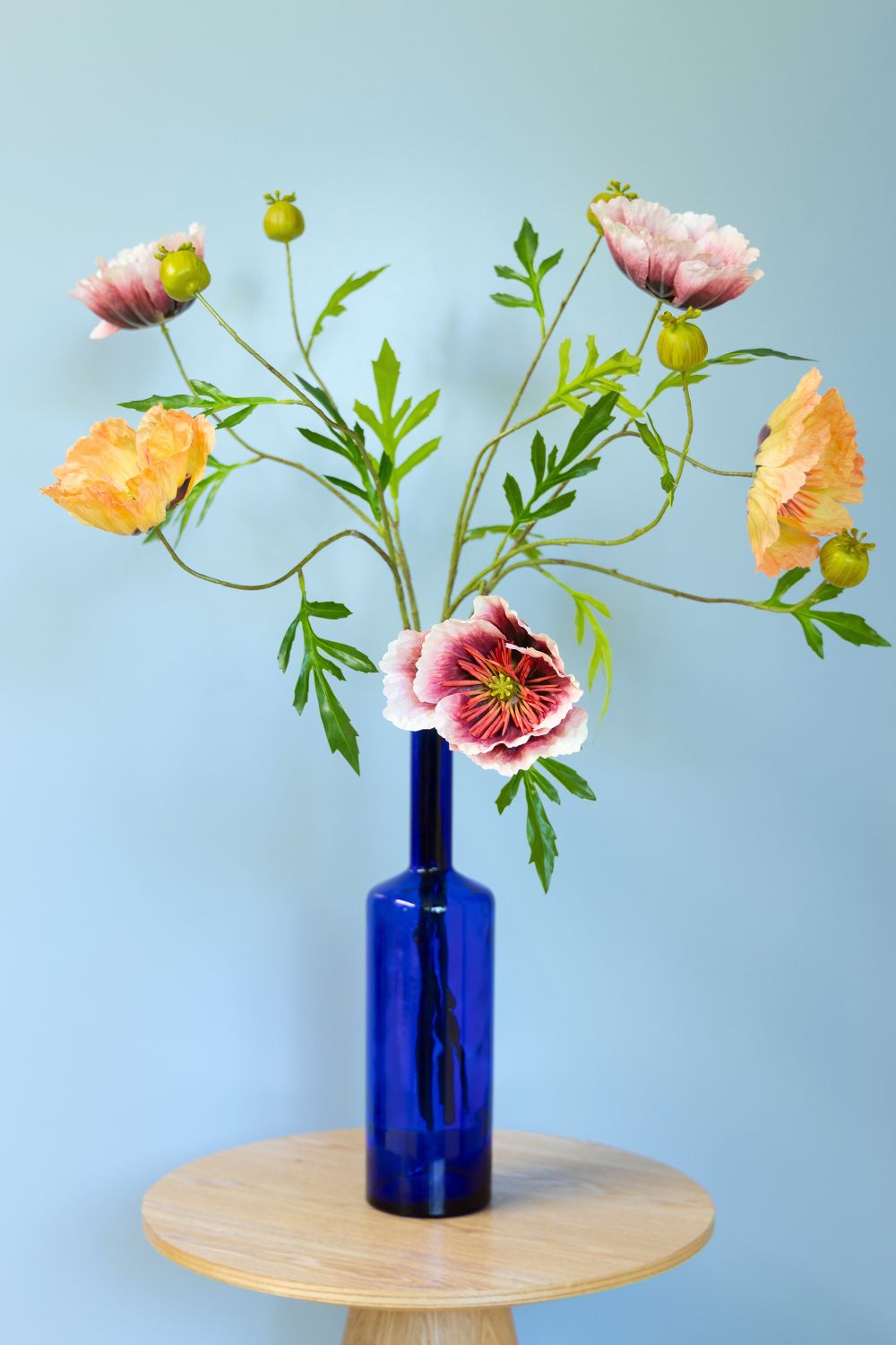 Kunstboeket Poetic Poppies met blauwe achtergrond