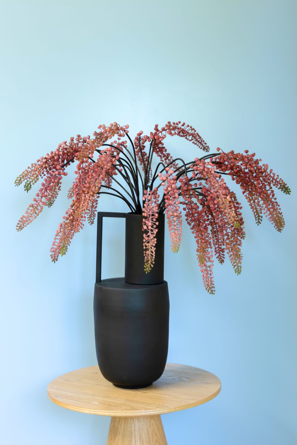 Kunstboeket Powerfull Phytolacca met blauwe achtergrond