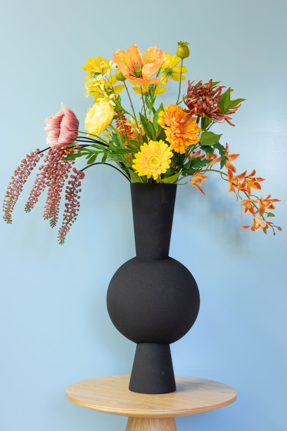 Kunstboeket Vivid Vibes met blauwe achtergrond