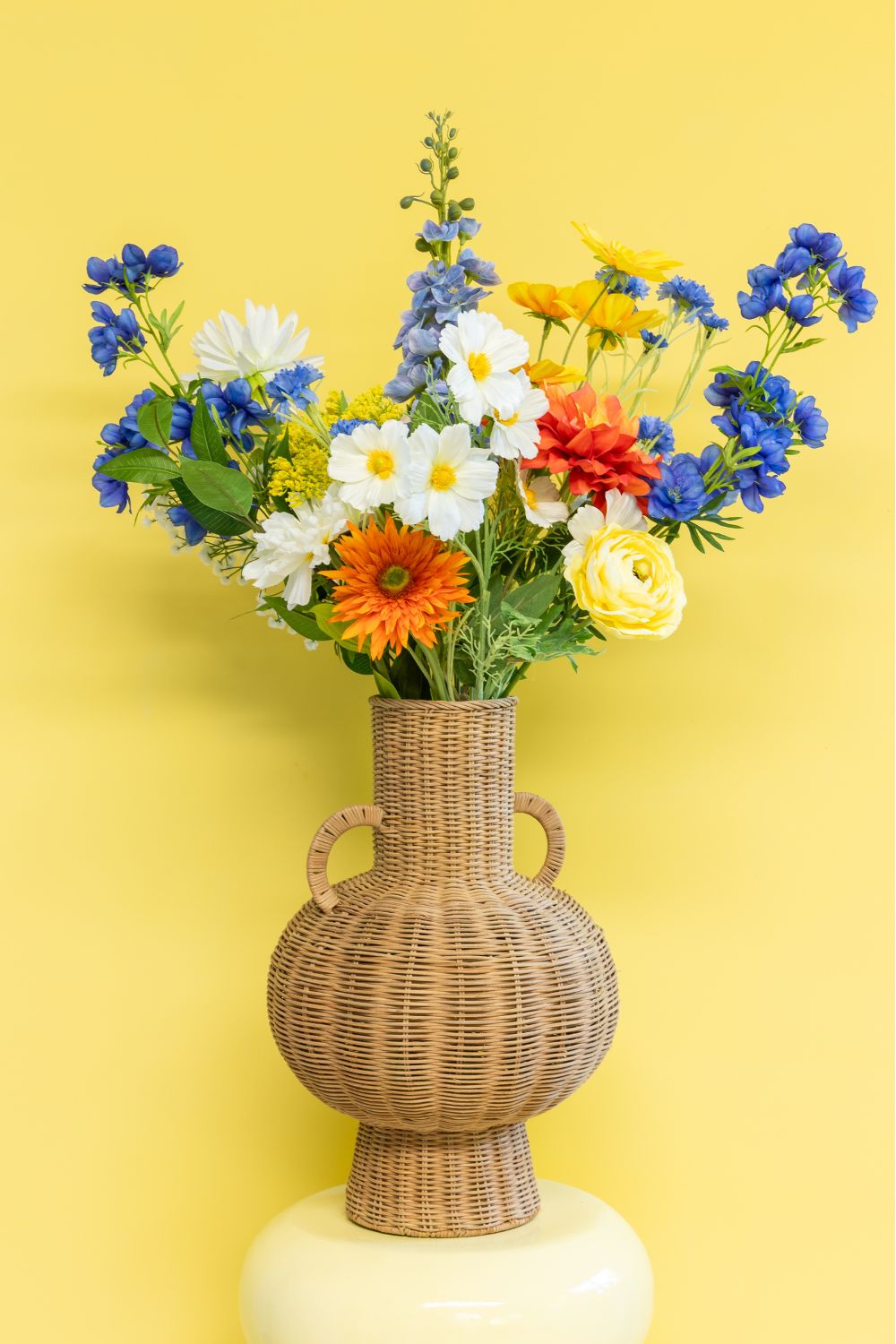 Kunstboeket Bright Breeze bij gele achtergrond