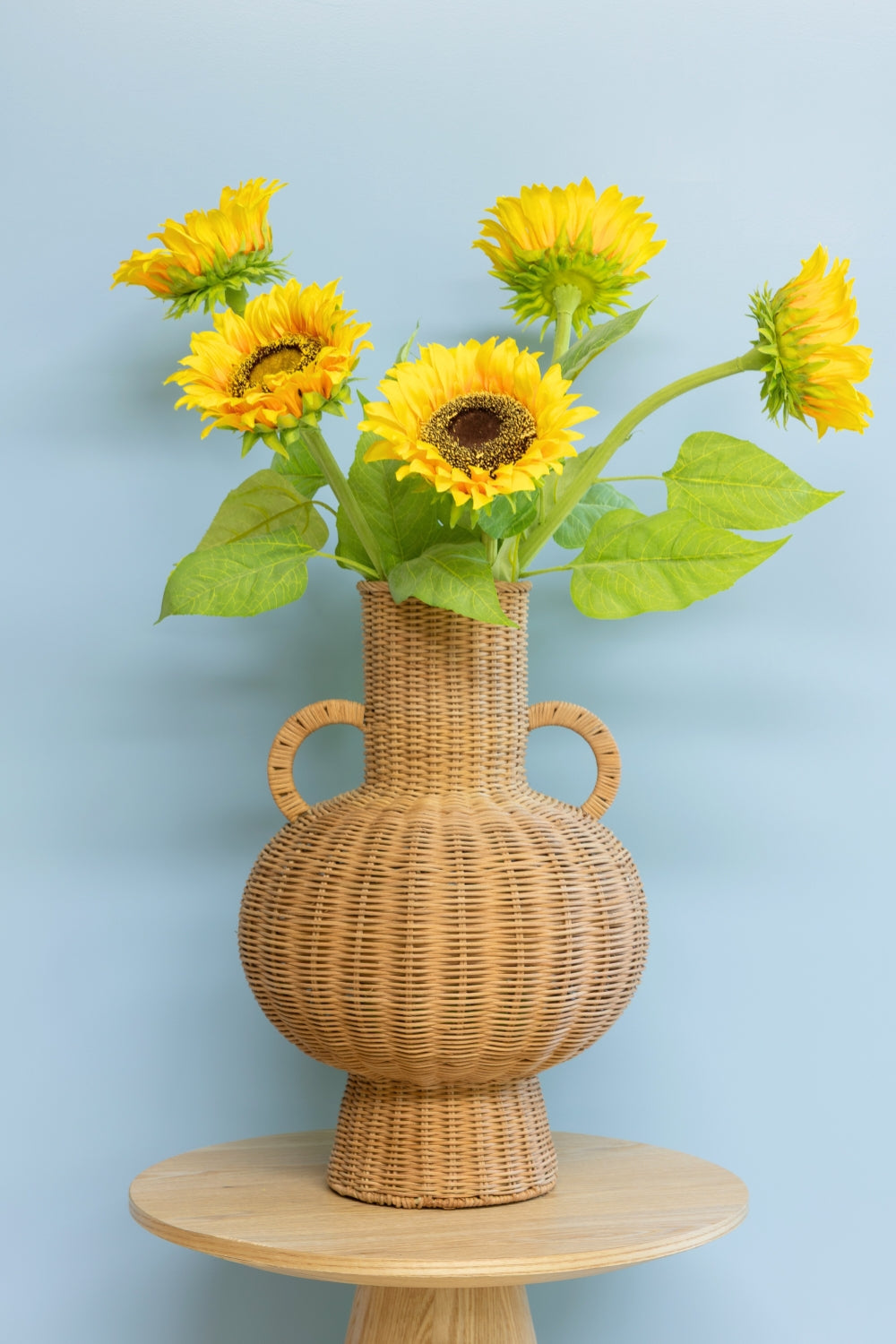 kunstboeket Golden Glow met blauwe achtergrond