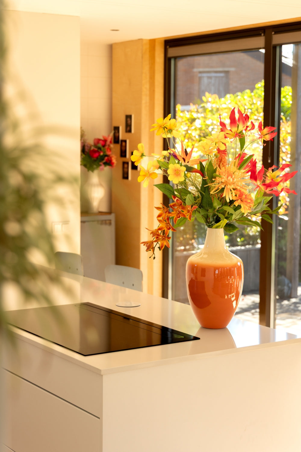 Kunstboeket Tropical Treasure in keuken