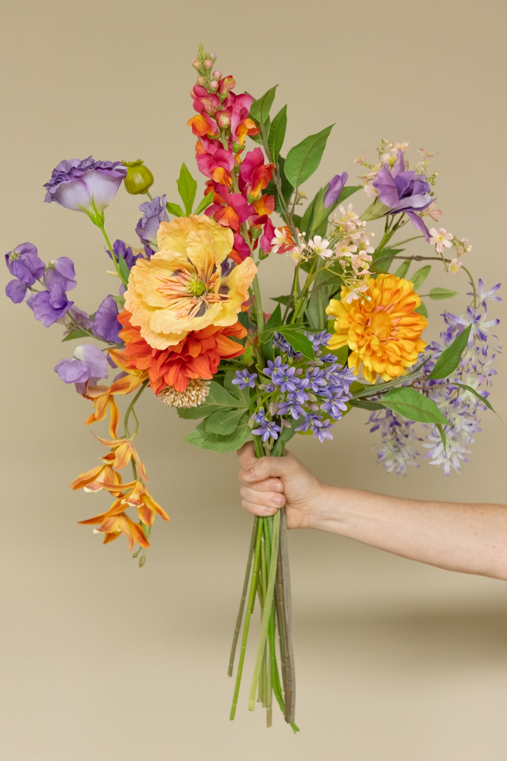 Kunstboeket Botanical Beauty in hand