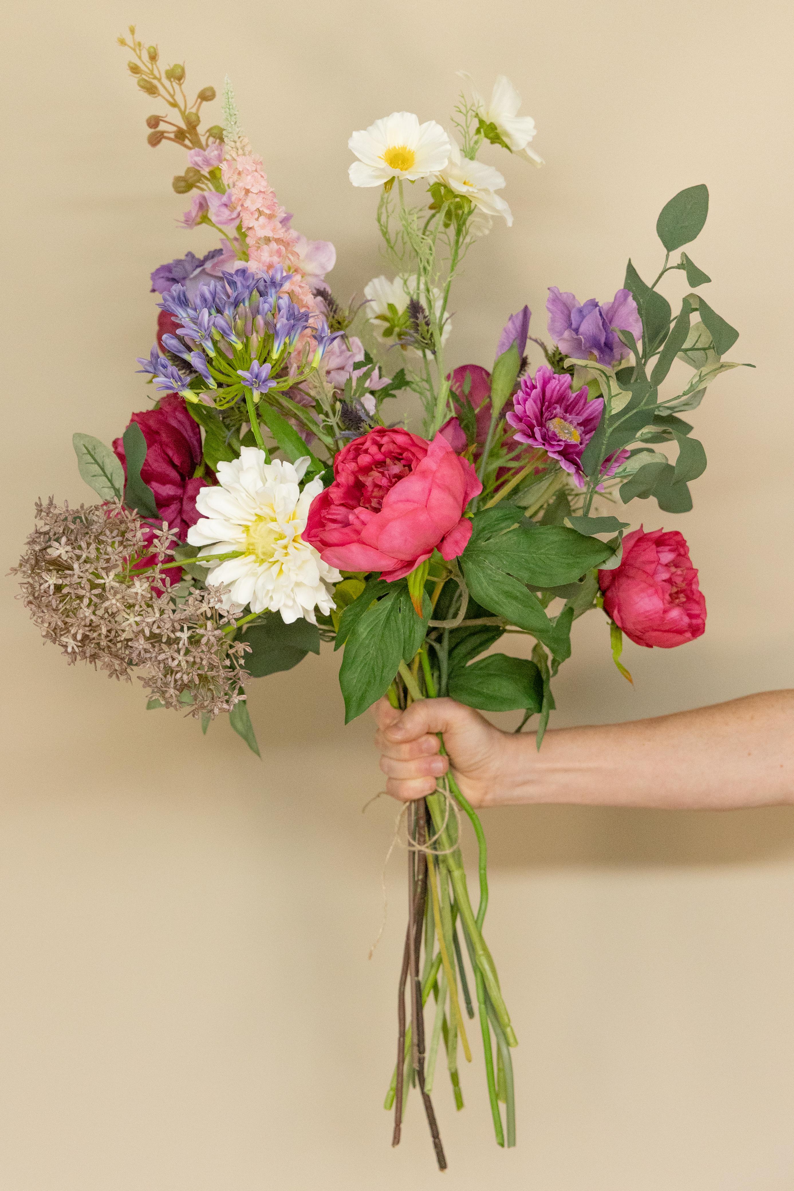 Kunst boeket fuchsia fantasy in hand