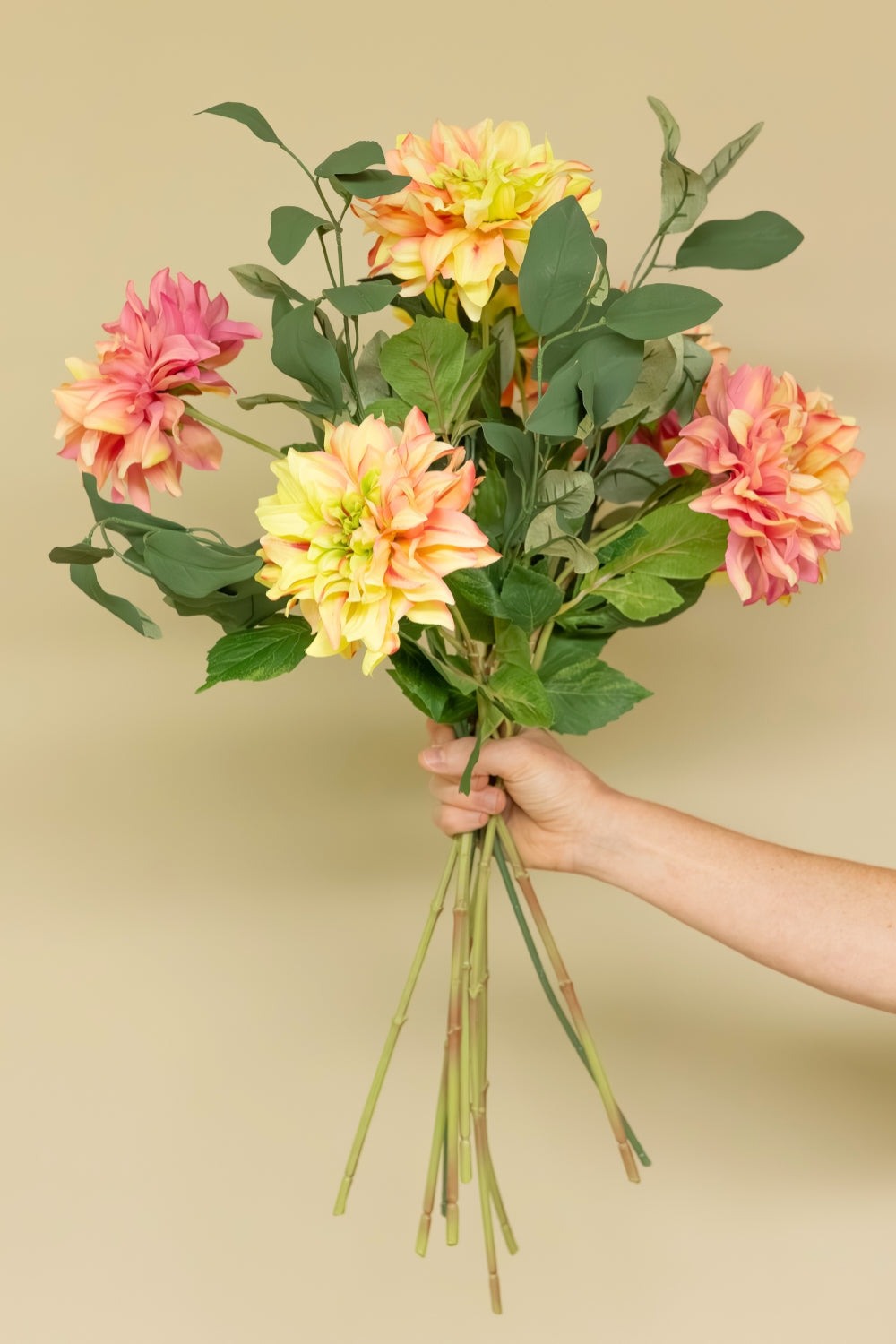 Kunstboeket dazzling dahlia in hand