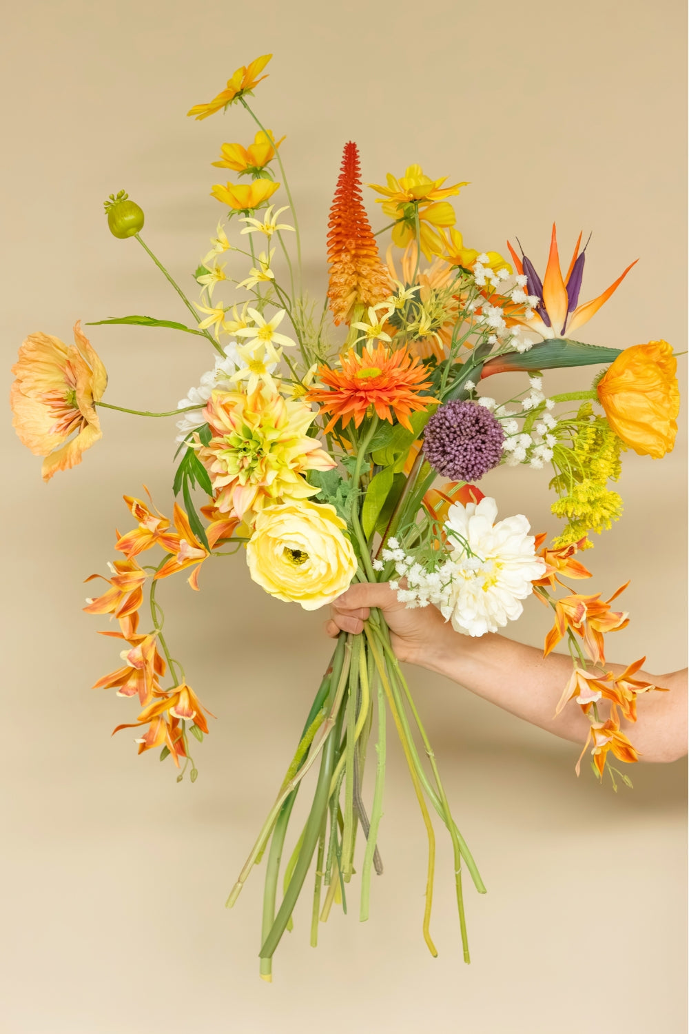 Kunstboeket orange oasis in hand