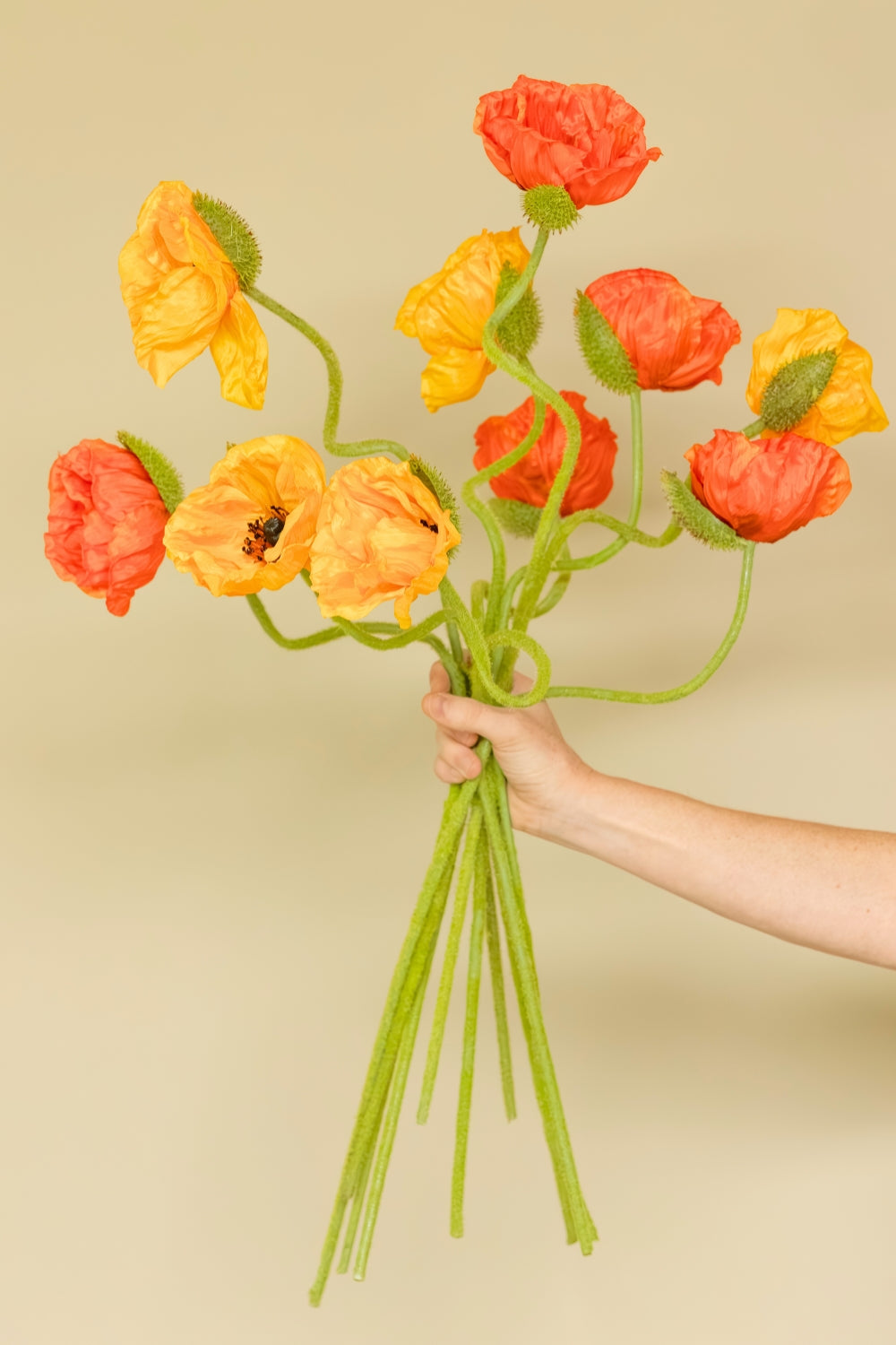kunstboeket poppy paradise in hand